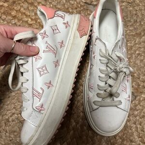 Louis Vuitton White Leather Low-Top Sneakers with Pink Monogram